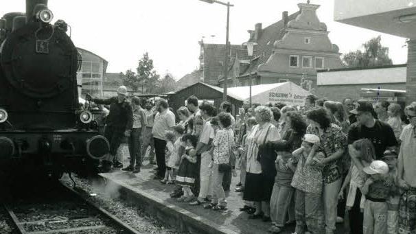 Großer Bahnhof: Als zum 100. Streckenjubiläum im Mai 1996 Nostalgiezüge mit Dampfloks zwischen Bamberg und Maroldsweisach verkehrten und überall Bahnhofsfeste  (wie auf unserem Bild in Ebern)  stattfanden, herrschte starker Andrang. FT-Archivfoto: Rudolf Mader