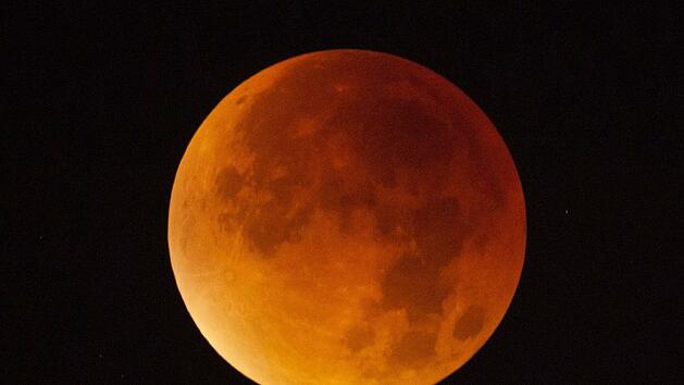 Blutmond: Der Mond erscheint während einer Mondfinsternis in einem rötlichen Farbton.