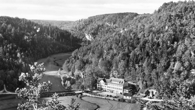 Die Sommerfrische Doos, seit 1820 eine beliebte Ausflugsgaststätte mit Blick ins Aufseßtal, einem bekannten Wandergebiet  Repro: Löwisch