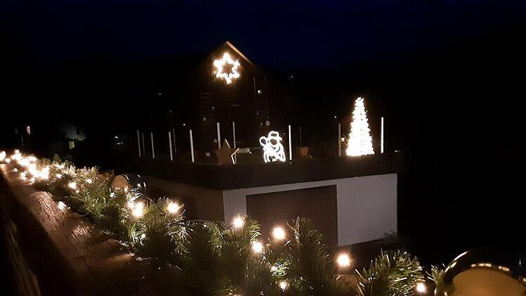 In Steinwiesen setzt Familie Baaser auf Tannenzweige und wei&szlig;en Lichterschmuck.