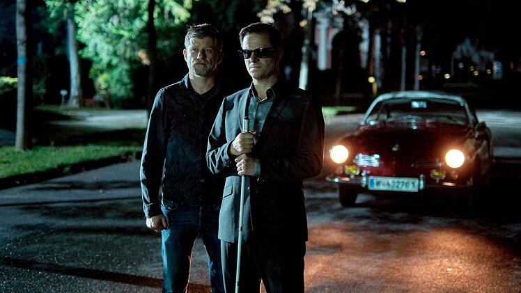 Niko (Andreas Guenther) und Haller (Philipp Hochmair, rechts) geraten auf dem Zentralfriedhof in eine gefährliche Situation.