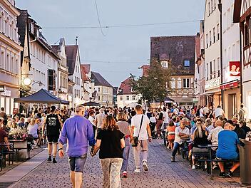 Die Hauptstra&szlig;e in Forchheim pr&auml;sentiert sich festlich zu &bdquo;&Uuml;berall Musik&ldquo; und der langen Einkaufsnacht am 30. Mai.