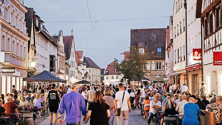 Die Hauptstra&szlig;e in Forchheim pr&auml;sentiert sich festlich zu &bdquo;&Uuml;berall Musik&ldquo; und der langen Einkaufsnacht am 30. Mai.