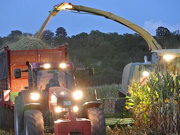 Nachtschicht für die Energiewende: der Zeiler Landwirt Daniel Diehm bei der Maisernte mit geballter Großtechnik Fotos: Brigitte Krause