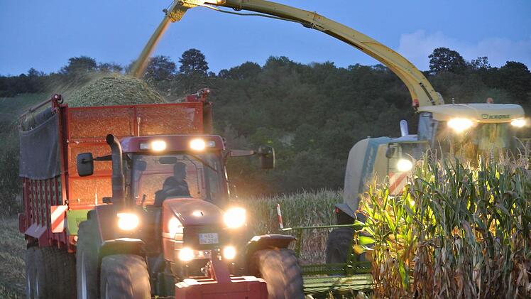 Nachtschicht für die Energiewende: der Zeiler Landwirt Daniel Diehm bei der Maisernte mit geballter Großtechnik Fotos: Brigitte Krause