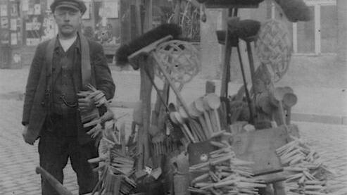 Paulus Gutermuth mit Holzwaren (aus Fotosammlung von Harry Baumbach)