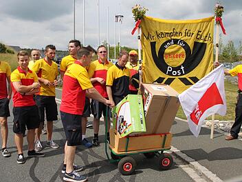 Die Post-Mitarbeiter zeigen Flagge in Altenplos: Beim Streik-Stammtisch am Donnerstag unterstreichen über 200 Beschäftigte der Post-Niederlassung Bayreuth die Forderung, dass der Mutterkonzern nicht zerschlagen werden darf. Foto: Stephan Tiroch