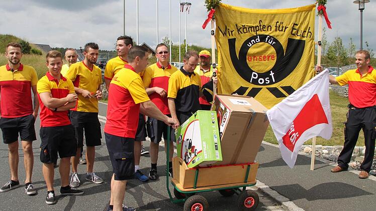 Die Post-Mitarbeiter zeigen Flagge in Altenplos: Beim Streik-Stammtisch am Donnerstag unterstreichen über 200 Beschäftigte der Post-Niederlassung Bayreuth die Forderung, dass der Mutterkonzern nicht zerschlagen werden darf. Foto: Stephan Tiroch