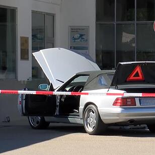 Weitere Bilder: Amoklauf in Ansbach mit 2 Toten - Tatwagen und persoenliche Gegenstaende des Schuetzen