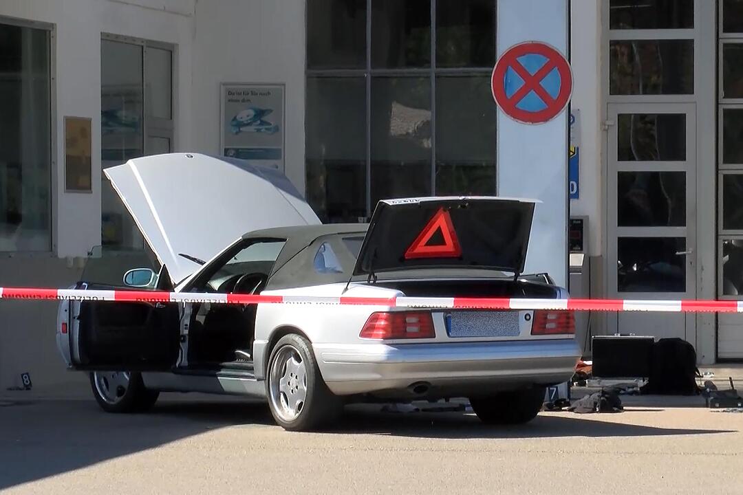 Weitere Bilder: Amoklauf in Ansbach mit 2 Toten - Tatwagen und persoenliche Gegenstaende des Schuetzen