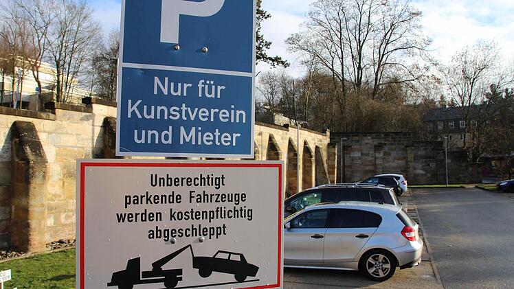 Auch in Zukunft sollen den Besuchern des Kunstvereins exklusiv Parkplätze zur Verfügung stehen - selbst wenn das gegenwärtig dafür genutzte Gelände bebaut wird. Foto: Jochen Berger