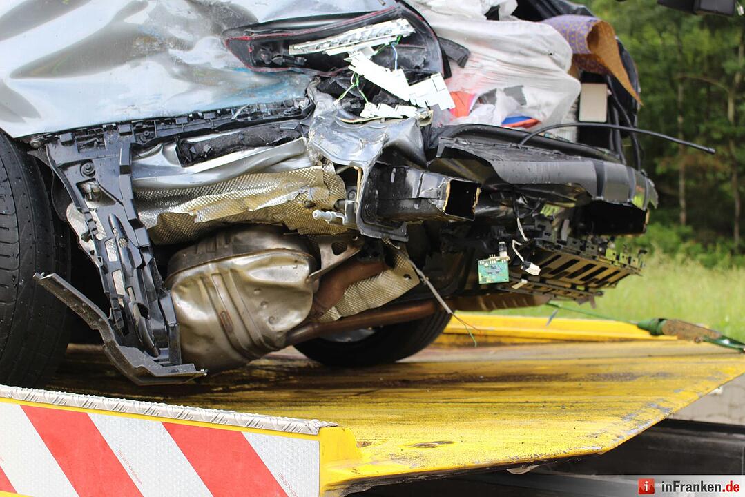 Mercedes gerät bei Starkregen ins Schleudern - Fahrer touchiert zwei Lkws