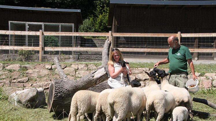 Kurdirektorin Andrea Schallenkammer und Robert Hildmann, Leiter der Kurgärtnerei, im zukünftigen Streichelzoo Foto: Ulrike Müller