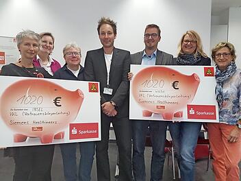 Bei der Übergabe der Spenden  Foto: privat