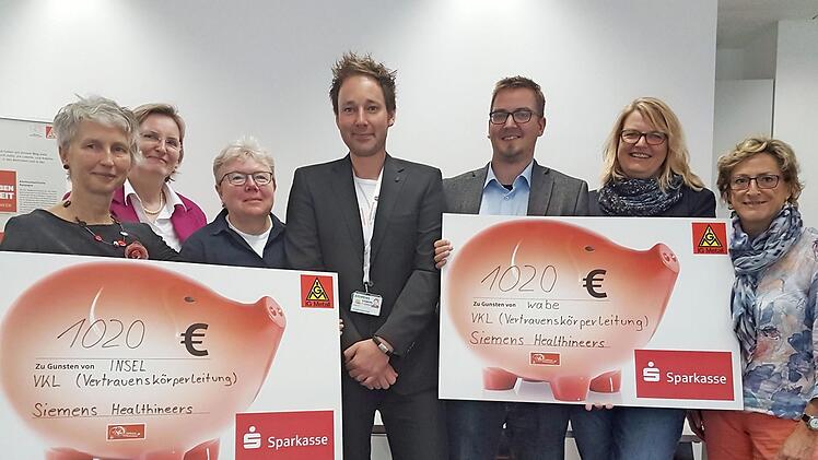 Bei der Übergabe der Spenden  Foto: privat