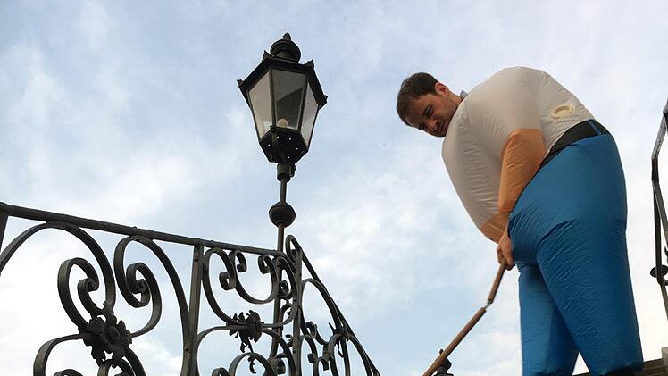 Lippstadt: Weil er am 30. Geburtstag noch nicht unter der Haube ist - Rathaustreppe fegen und  mehrFoto: Schreiber