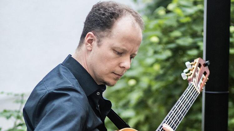 Gitarrist und Dichter: Christian Rosenau bei seiner musikalischen Lesung in der Stadtbücherei Coburg.Foto: Jochen Berger