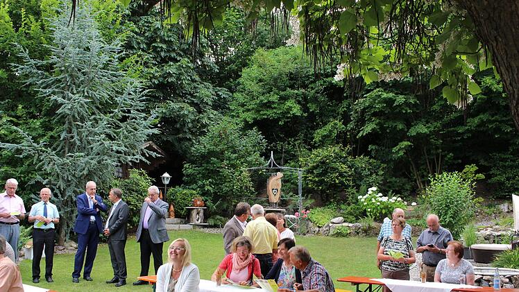 Wie eine grüne Wand umgeben die Randgewächse den Garten. Foto: Evi Seeger