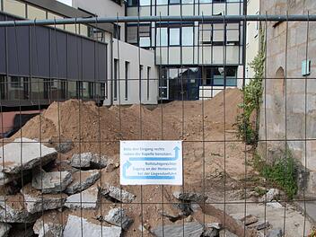 Der Haupteingang ist jetzt nochmal für ein paar Wochen zu: Es entsteht ein breiter Aufgang mit Treppe und rollstuhlgerechter Rampe.  Fotos: Karina Brock