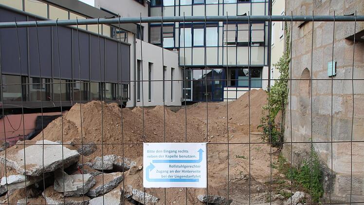 Der Haupteingang ist jetzt nochmal für ein paar Wochen zu: Es entsteht ein breiter Aufgang mit Treppe und rollstuhlgerechter Rampe.  Fotos: Karina Brock