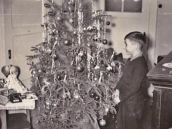Nur zu Festtagen, wie zu Weihnachten, wurde die "gute Stube" bei den Friedrichs geöffnet. Dort stand der Christbaum, auf einem Tischchen lagen die Geschenke, über die sich Hanns Friedrich (im Bild) gefreut hat. Heute sind die Bäume oft schon viel früher geschmückt und stehen Tage oder sogar Wochen vor Heiligabend in den Wohnzimmern. Repro: Hanns Friedrich