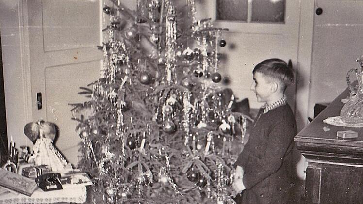 Nur zu Festtagen, wie zu Weihnachten, wurde die "gute Stube" bei den Friedrichs geöffnet. Dort stand der Christbaum, auf einem Tischchen lagen die Geschenke, über die sich Hanns Friedrich (im Bild) gefreut hat. Heute sind die Bäume oft schon viel früher geschmückt und stehen Tage oder sogar Wochen vor Heiligabend in den Wohnzimmern. Repro: Hanns Friedrich