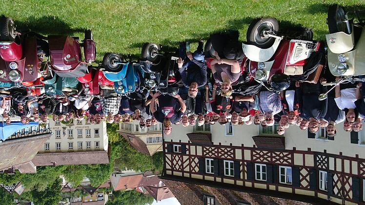Alle Teilnehmern der Rundfahrt, beim  Halt in Egloffstein  Foto: Bella IG
