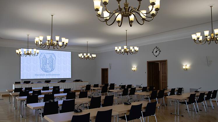 Hof: Stadtrat tagt wieder im gro&szlig;en Sitzungsaal - so sieht der Saal nach der Neugestaltung nun aus