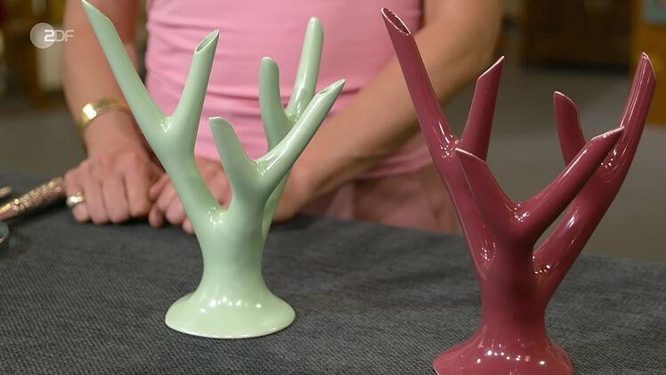 Zwei Korallenvasen des italienischen Keramikers Guido Andlovitz datierte Bianca Berding in den 1950er Jahren.