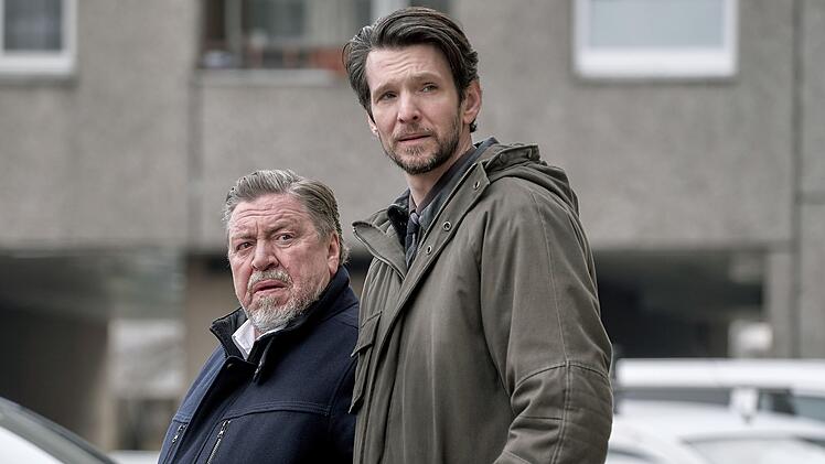 Fredo Schulz (Armin Rohde, links) und sein Kollege Radu Lupescu (Sabin Tambrea) ermitteln gemeinsam in einem Mordfall im Clanmilieu.