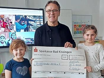 Frank Weber von der Stra&szlig;enkinderhilfe in Bolivien freut sich &uuml;ber die Spende der Kinder der Grundschule Zeitlofs