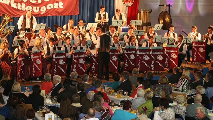 5 Die Dreifachturnhalle in Marktleugast platzte beim Josefskonzert aus allen Nähten: Mehr als 670 Zuhörer fanden den Weg, schon Wochen vor dem Konzert war die Halle ausverkauft.