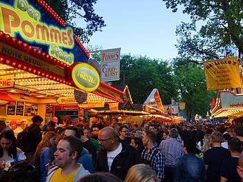 Die Bergkerwabesucher lassen sich vom Wetter die Laune nicht verderben. Foto: News5