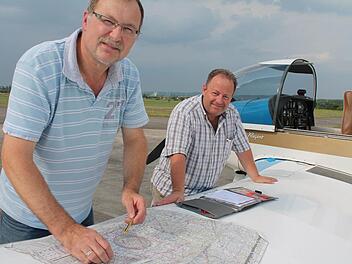 Benno Zellhan (links) und Jürgen Kess besprechen ihre Flugroute über das östliche Unterfranken.  Fotos: Borst