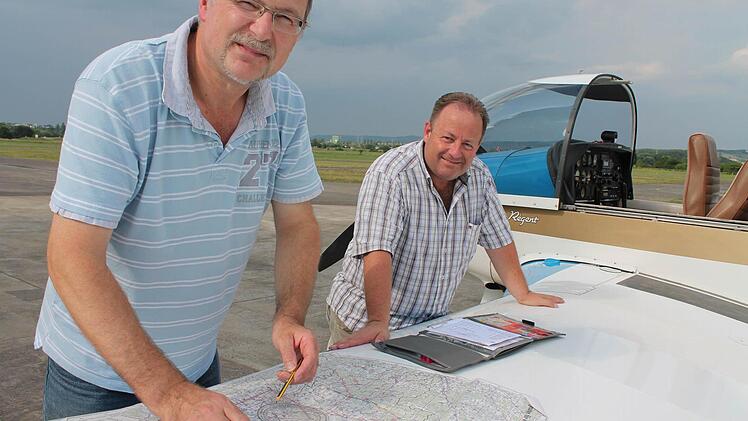 Benno Zellhan (links) und Jürgen Kess besprechen ihre Flugroute über das östliche Unterfranken.  Fotos: Borst