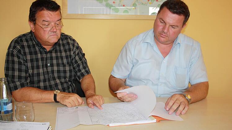 Walter Mirschberger (links) und Herbert Fuchs mit dem Gutachten der Stadt Forchheim.