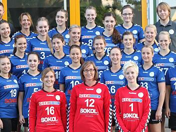 Für die Frauen des HC Forchheim steht der Saisonauftakt an. Das Team, hinten von links: Trainer Thomas Ihrke, Sylvia Bienert, Sabrina Molls, Maike Madl, Christina Walz, Trainer Matthias Erlwein. Darunter, von links: Meike Neuner, Theresa Nemeth, Andrea Lehmann, Christina Weiss, Michaela Horak. Darunter, von links: Ute Schmidt, Monika Vermes, Eva Hohenberger, Anna Rothe, Anja Sauer. Darunter, von links: Cassandra Freund, Carina Gareis, Jule Engel, Linda Vesely, Kathrin Kieser, Ann-Kristin Gößw...