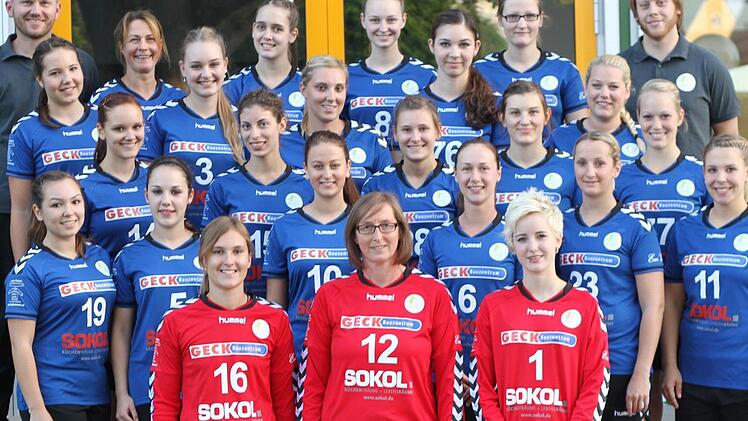 Für die Frauen des HC Forchheim steht der Saisonauftakt an. Das Team, hinten von links: Trainer Thomas Ihrke, Sylvia Bienert, Sabrina Molls, Maike Madl, Christina Walz, Trainer Matthias Erlwein. Darunter, von links: Meike Neuner, Theresa Nemeth, Andrea Lehmann, Christina Weiss, Michaela Horak. Darunter, von links: Ute Schmidt, Monika Vermes, Eva Hohenberger, Anna Rothe, Anja Sauer. Darunter, von links: Cassandra Freund, Carina Gareis, Jule Engel, Linda Vesely, Kathrin Kieser, Ann-Kristin Gößw...