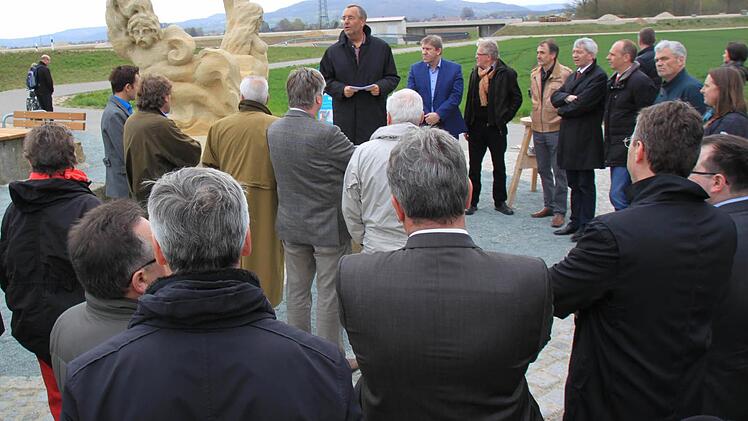 Bad Staffelsteins Bürgermeister Jürgen Kohmann stellt die Eckdaten des Auenwegs vor - im Hintergrund der Staffelberg. Foto: Matthias Einwag