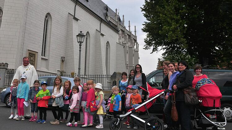 Zum ersten Mal fand aus Anlass des 500-jährigen Bestehens der Ritterkapelle in Haßfurt eine Sternwallfahrt der Kindergärten aus dem Stadtgebiet statt. Unser Bild zeigt die Teilnehmer vom Kindergarten Wülflingen zusammen mit Diakon Manfred Griebel (links).