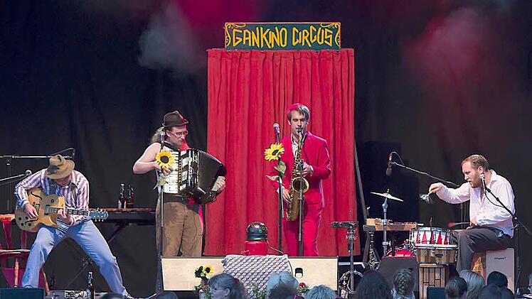 Gankino Circus beim Auftritt im Tambacher Schlosshof.Foto: Albert Höchstädter