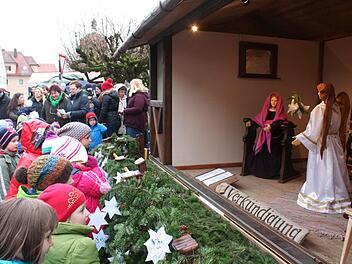Kinderaugen leuchten beim Anblick der Krippe. Als erste Szene wird die Verkündigung der Geburt Jesu durch den Engel dargestellt. Foto: Evi Seeger