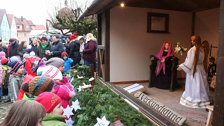 Kinderaugen leuchten beim Anblick der Krippe. Als erste Szene wird die Verkündigung der Geburt Jesu durch den Engel dargestellt. Foto: Evi Seeger