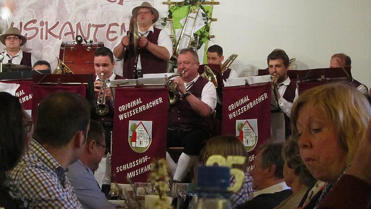 Die Original Weißenbacher Schloßhofmusikanten beim Konzert zum 25-jährigen Bestehen. Foto: Sebastian Vogt