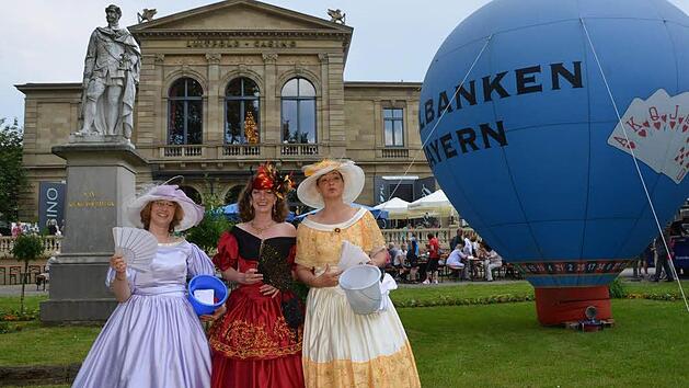 Historische Pers&ouml;nlichkeiten und "gekr&ouml;nte H&auml;upter" aus Bad Kissingen verkauften Lose beim Spielbankfest. Erstmals war auch Lola Montez mit ihren Hofdamen aus Bad Br&uuml;ckenau dabei. Fotos: Peter Rauch