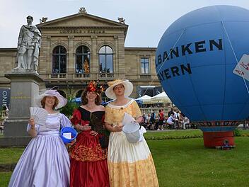 Historische Persönlichkeiten und "gekrönte Häupter" aus Bad Kissingen verkauften Lose beim Spielbankfest. Erstmals war auch Lola Montez mit ihren Hofdamen aus Bad Brückenau dabei. Fotos: Peter Rauch
