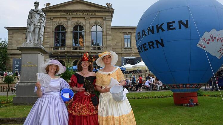 Historische Persönlichkeiten und "gekrönte Häupter" aus Bad Kissingen verkauften Lose beim Spielbankfest. Erstmals war auch Lola Montez mit ihren Hofdamen aus Bad Brückenau dabei. Fotos: Peter Rauch