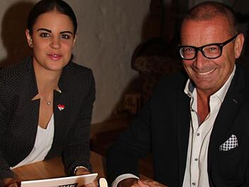 Caroline Oberleiter interviewte im Rahmen der Veranstaltungsreihe "Auf ein Bier mit...." den Unternehmer Thomas Mücke, Begründer und Entwickler des Schuhhauses Mücke. Foto: Sonny Adam