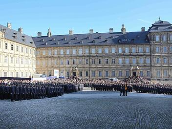 Auf dem Domplatz wurden die ersten 774 Polizeianwärter des neuen Bundespolizei Aus- und Fortbildungszentrums auf das Grundgesetz vereidigt. Foto: RiegerPress