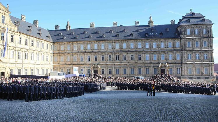 Auf dem Domplatz wurden die ersten 774 Polizeianwärter des neuen Bundespolizei Aus- und Fortbildungszentrums auf das Grundgesetz vereidigt. Foto: RiegerPress